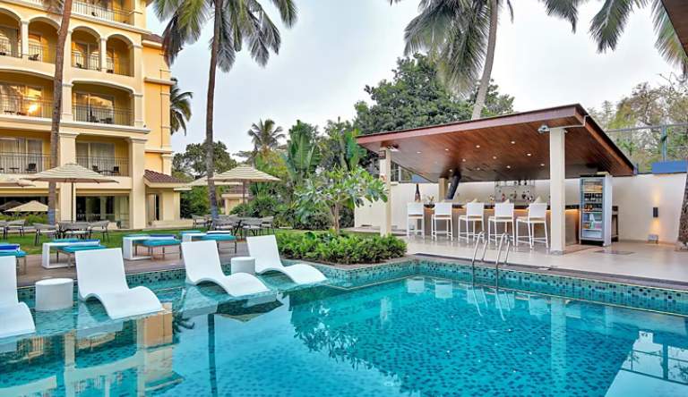 Holiday Inn Goa Candolim Shell Pool Bar